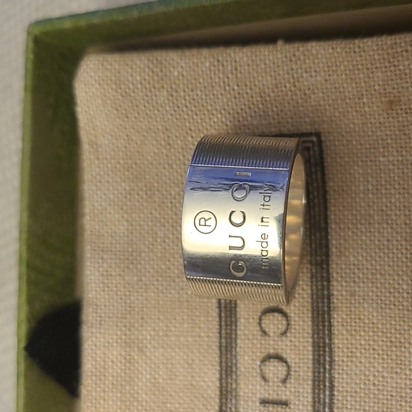 GUCCI STERLING SILVER SIZE 6 RING. NEW IN THE ORIGINAL BOX. - Picture 6 of 7